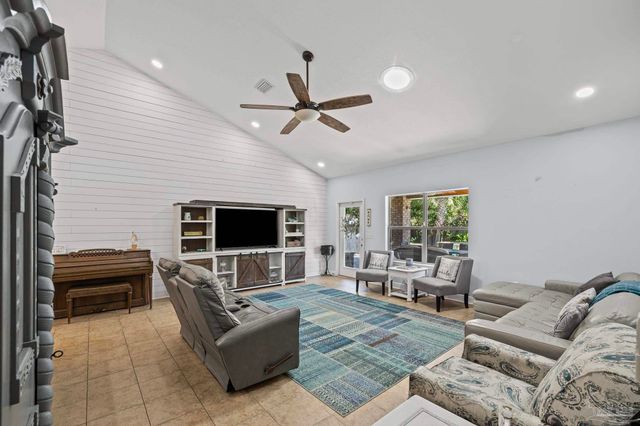 2792 Grand Bay Ct, Navarre, FL 32566