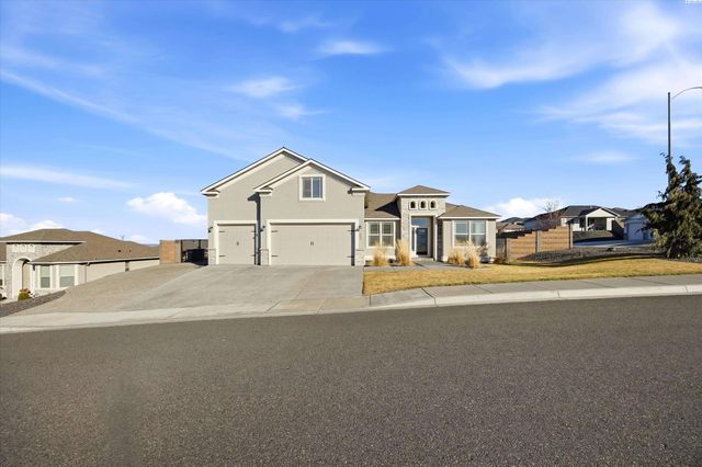 689 Titan Ave, West Richland, WA 99353