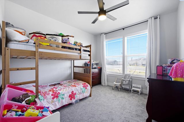 689 Titan Ave, West Richland, WA 99353