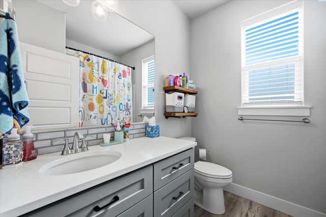 689 Titan Ave, West Richland, WA 99353