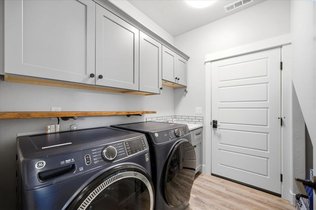 689 Titan Ave, West Richland, WA 99353