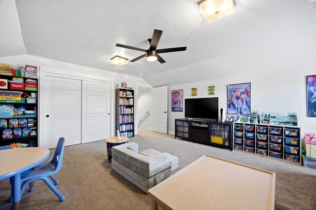 689 Titan Ave, West Richland, WA 99353