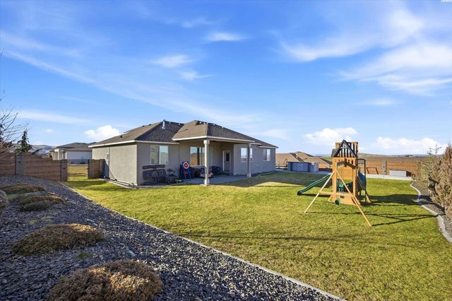 689 Titan Ave, West Richland, WA 99353