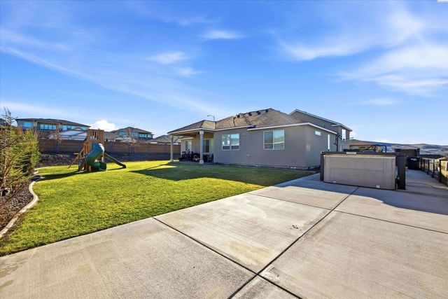 689 Titan Ave, West Richland, WA 99353