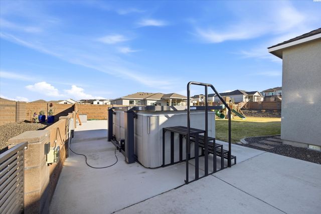 689 Titan Ave, West Richland, WA 99353