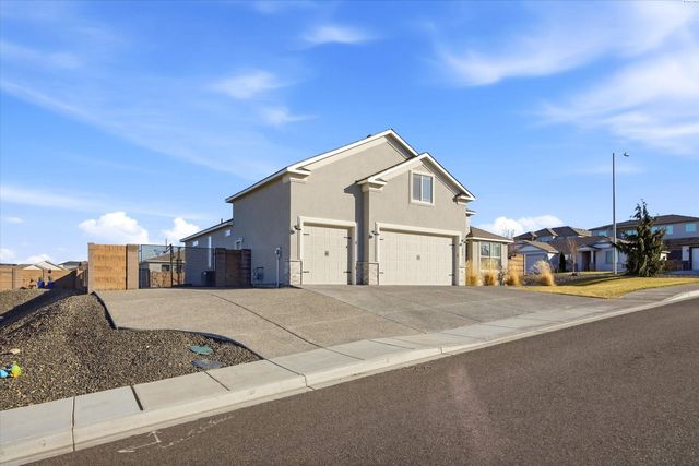 689 Titan Ave, West Richland, WA 99353