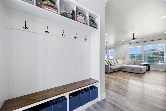 689 Titan Ave, West Richland, WA 99353