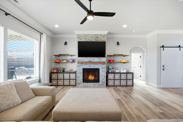 689 Titan Ave, West Richland, WA 99353