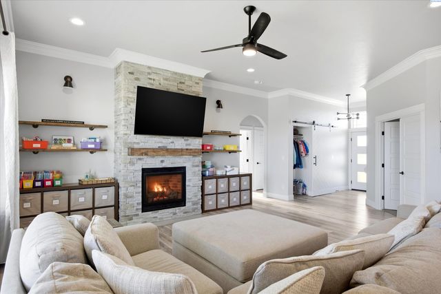 689 Titan Ave, West Richland, WA 99353