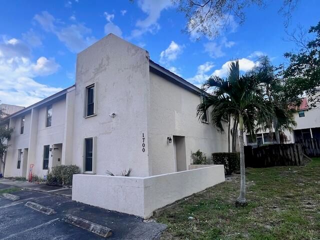 1710 NW 4th Avenue NW, Boca Raton, FL 33432