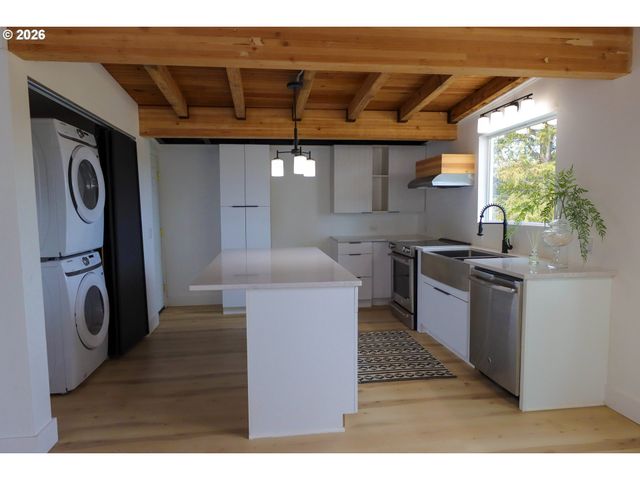 1166 WINSOR Ave, North Bend, OR 97459