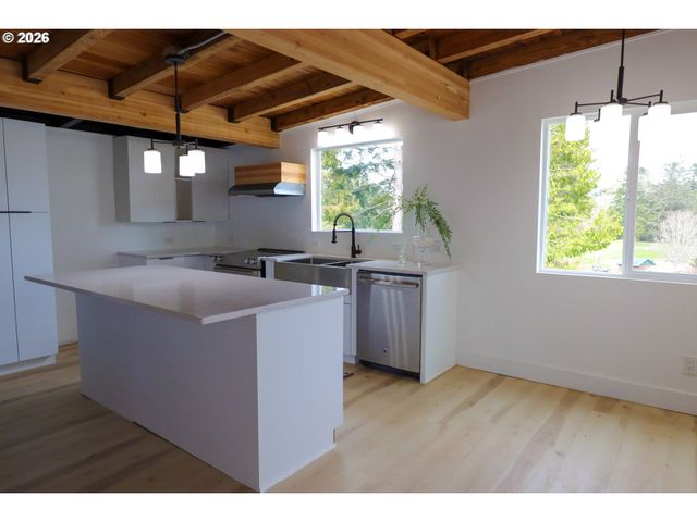 1166 WINSOR Ave, North Bend, OR 97459