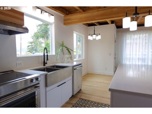 1166 WINSOR Ave, North Bend, OR 97459