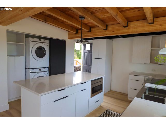 1166 WINSOR Ave, North Bend, OR 97459