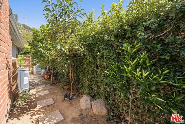 8142 Amor Road, Los Angeles, CA 90046