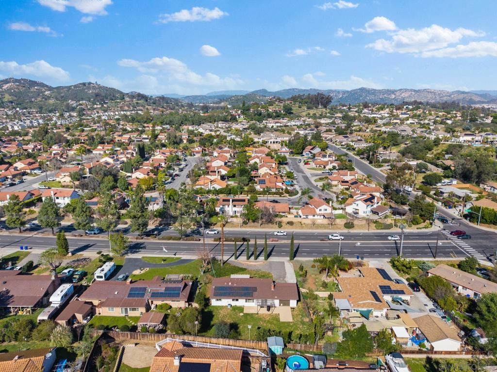 Image 5 of property listing at 2025 W El Norte Pkwy, Escondido, CA 92026