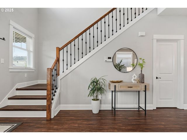 18768 SUNBLAZE Dr, Oregon City, OR 97045