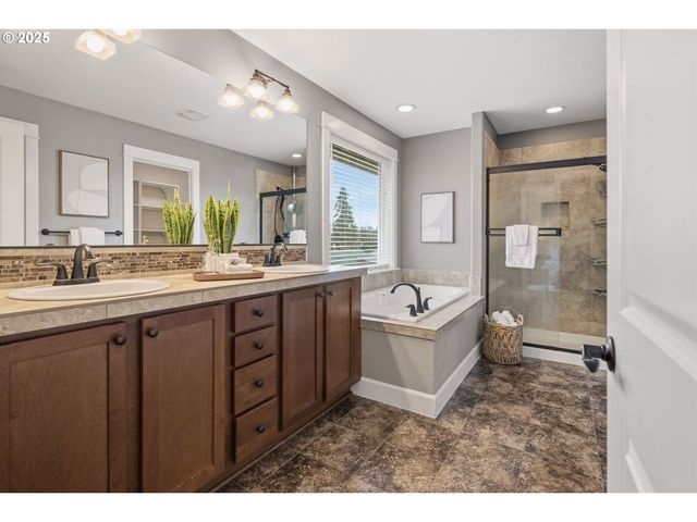 18768 SUNBLAZE Dr, Oregon City, OR 97045