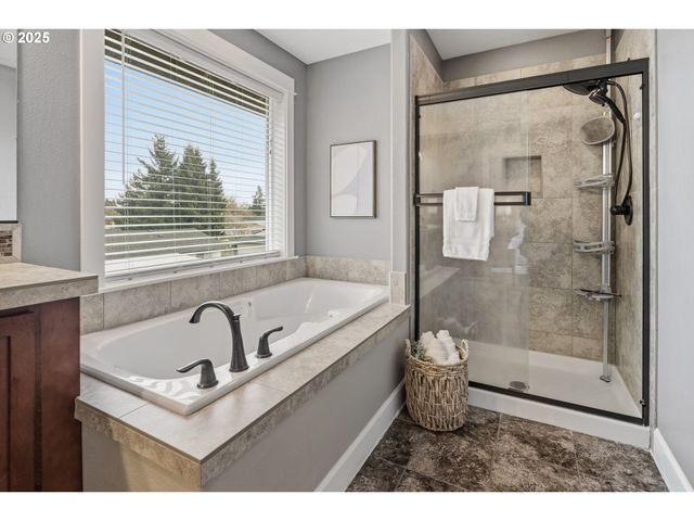 18768 SUNBLAZE Dr, Oregon City, OR 97045