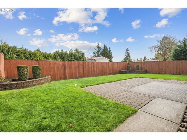 18768 SUNBLAZE Dr, Oregon City, OR 97045