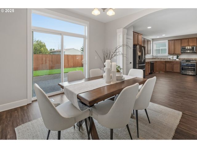 18768 SUNBLAZE Dr, Oregon City, OR 97045