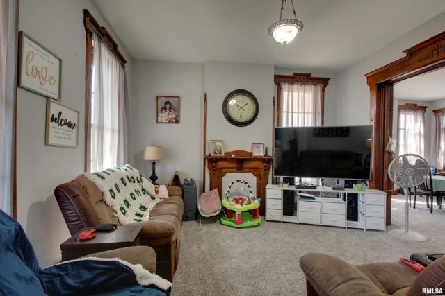 929 N 6TH Street, Quincy, IL 62301