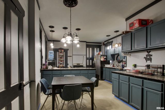 929 N 6TH Street, Quincy, IL 62301