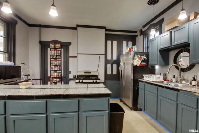 929 N 6TH Street, Quincy, IL 62301