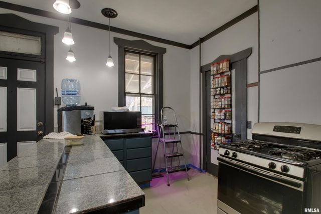 929 N 6TH Street, Quincy, IL 62301