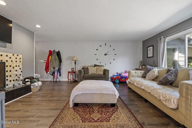 2 Ribbon Candy Lane, Schaghticoke, NY 12182