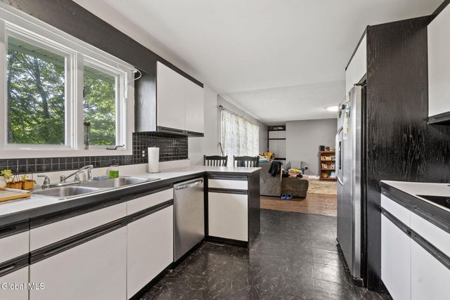 2 Ribbon Candy Lane, Schaghticoke, NY 12182