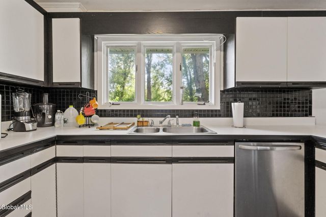 2 Ribbon Candy Lane, Schaghticoke, NY 12182