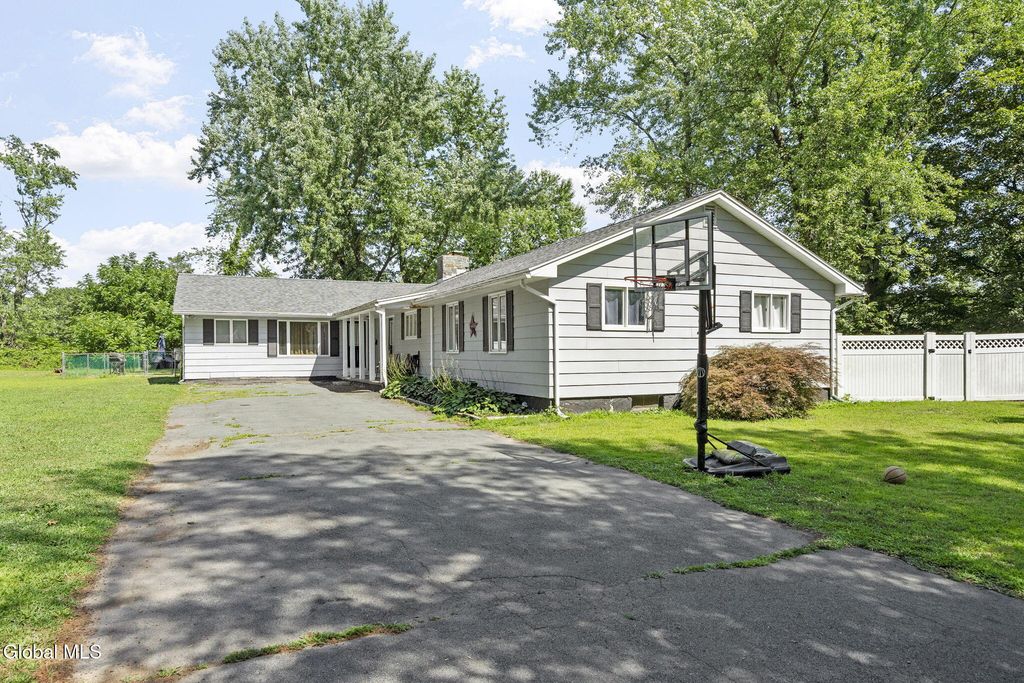 2 Ribbon Candy Lane, Schaghticoke, NY 12182