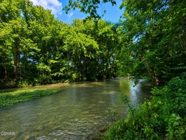 2070 James Road, Sevierville, TN 37876