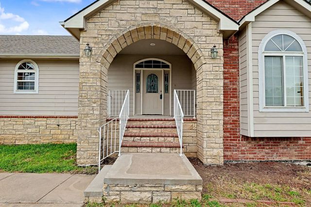 922 E Karla Ct, Haysville, KS 67060