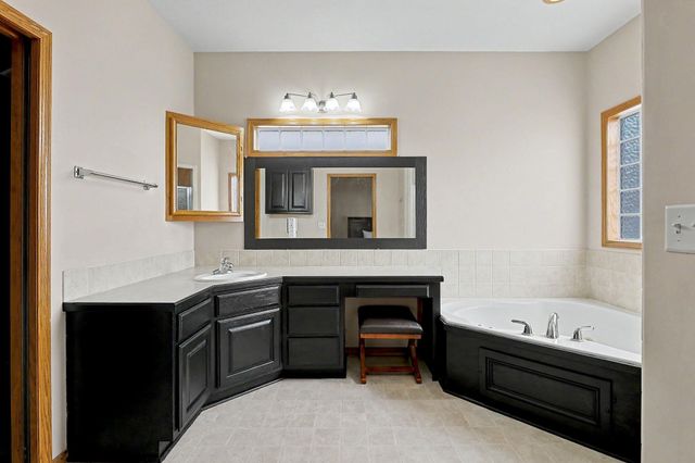 922 E Karla Ct, Haysville, KS 67060