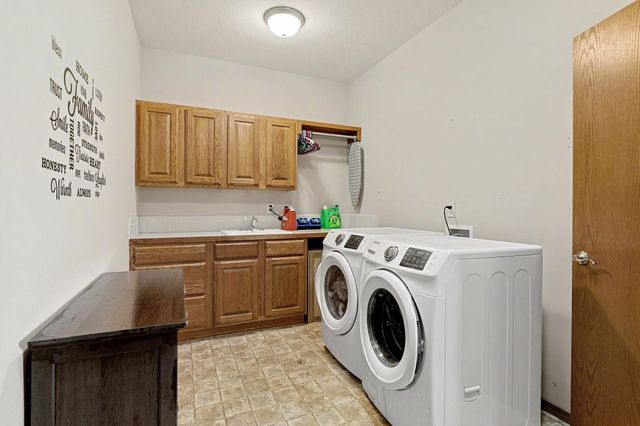 922 E Karla Ct, Haysville, KS 67060