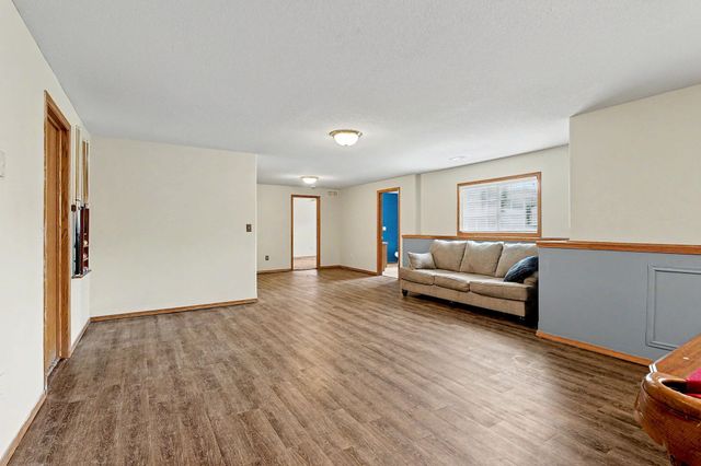 922 E Karla Ct, Haysville, KS 67060