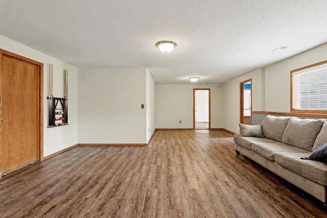 922 E Karla Ct, Haysville, KS 67060