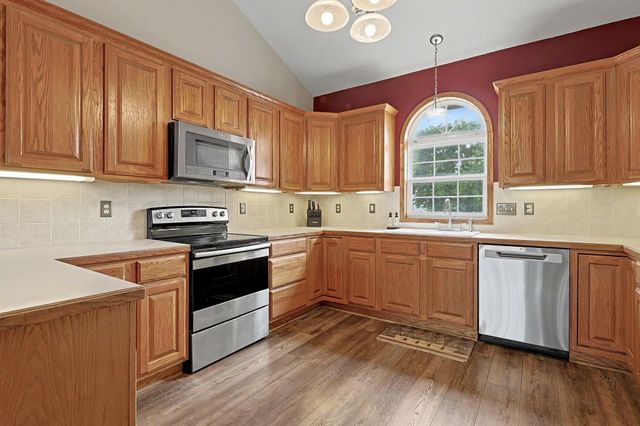 922 E Karla Ct, Haysville, KS 67060