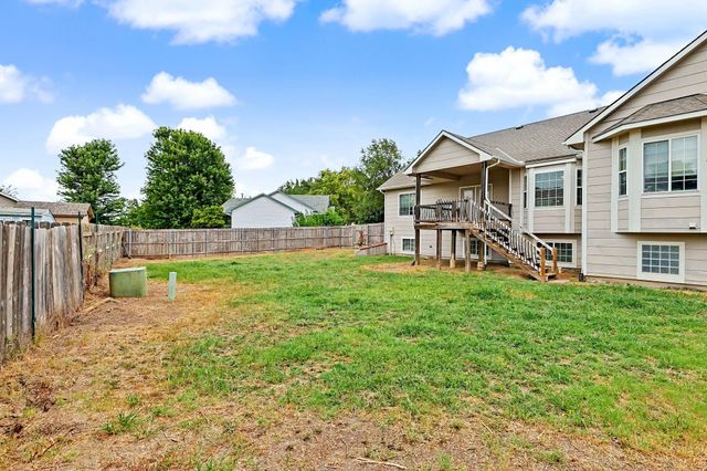 922 E Karla Ct, Haysville, KS 67060