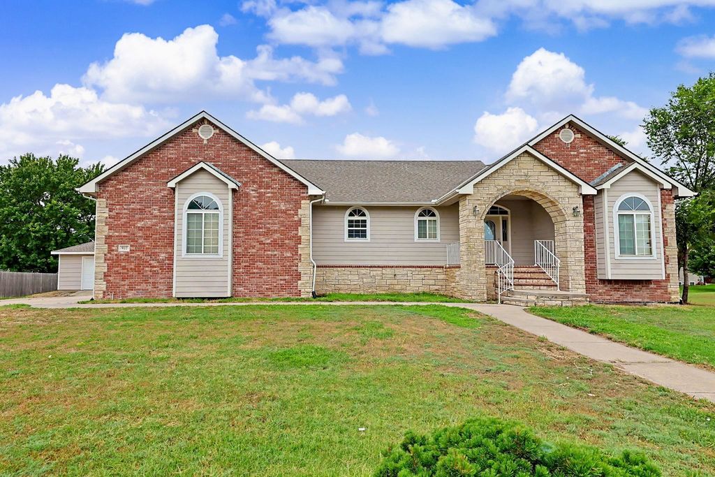 922 E Karla Ct, Haysville, KS 67060