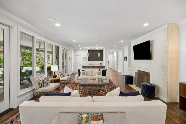 6717 Meadow Lake Avenue, Dallas, TX 75214