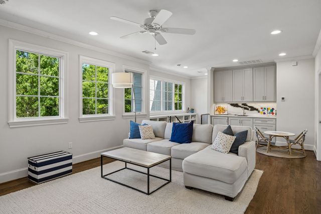 6717 Meadow Lake Avenue, Dallas, TX 75214