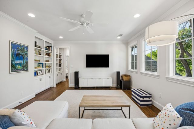 6717 Meadow Lake Avenue, Dallas, TX 75214