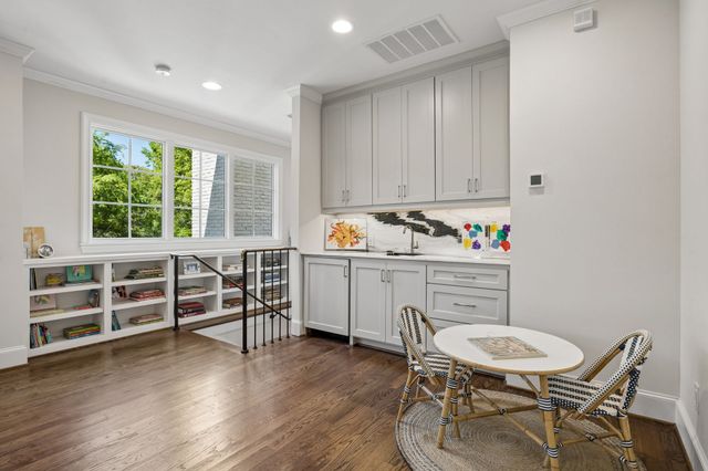 6717 Meadow Lake Avenue, Dallas, TX 75214