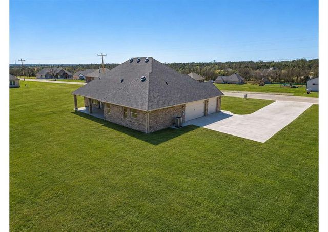 1185 Wolf Creek Drive, Blanchard, OK 73010
