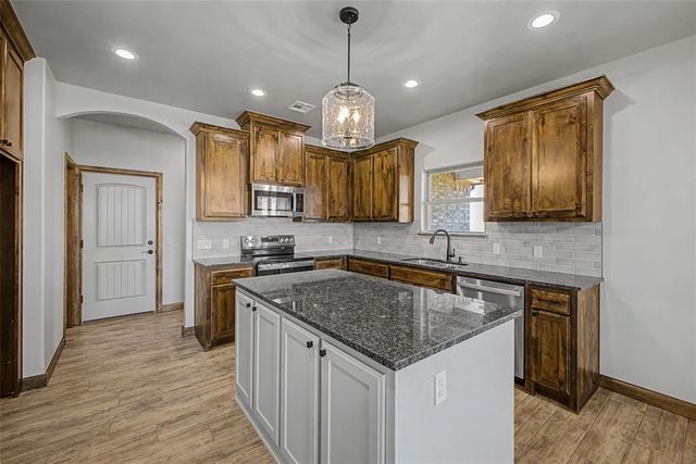 1185 Wolf Creek Drive, Blanchard, OK 73010
