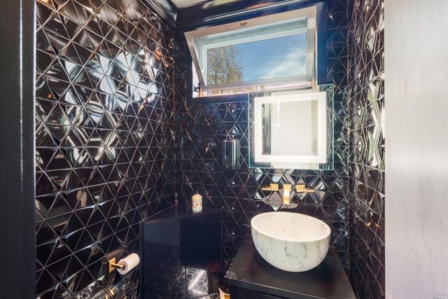 9 Bournemouth Rd, St. Helena, CA 94574