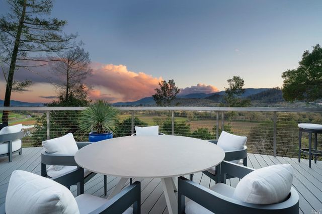 9 Bournemouth Rd, St. Helena, CA 94574